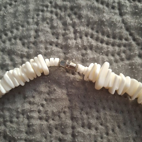 Shell necklace new with steel screw clasp, white beige
