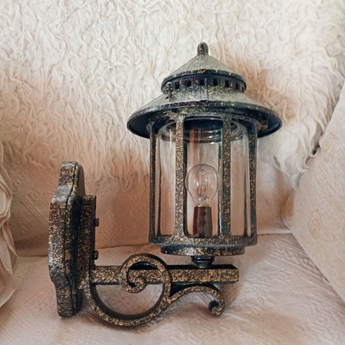 Metal outdoor light like new