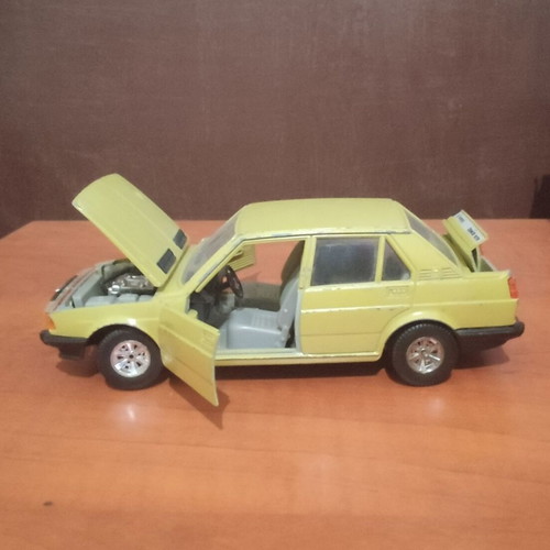 Bburago Alfa Romeo Giulietta 1.6 vintage diecast model 1/24