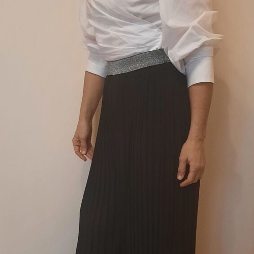 Pleated pants black like new with silver band at waist size M
