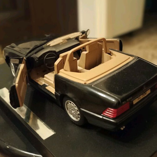 Mercedes SL 500 1:18 vintage model like new