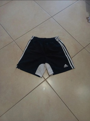 Adidas παιδικό σορτσάκι μεταχειρισμένο με μικρό ελάττωμα μαύρο και άσπρο μέγεθος 140 cm