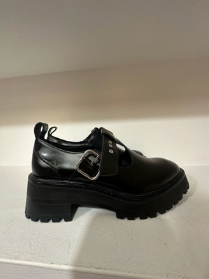 Zara women's shoe new, black, lug sole, size 37