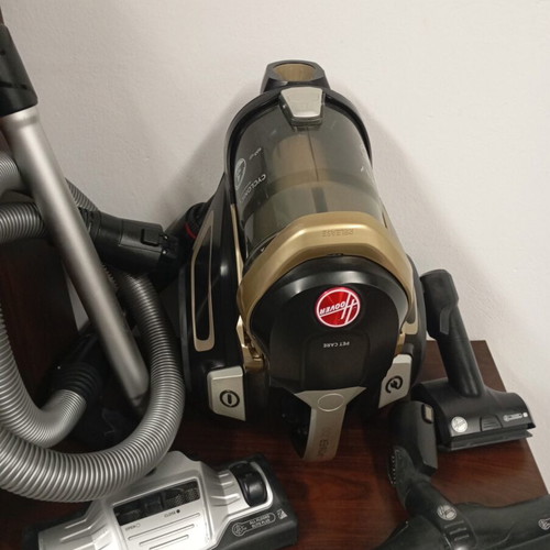 Hoover vacuum cleaner like new, bagless, good working condition