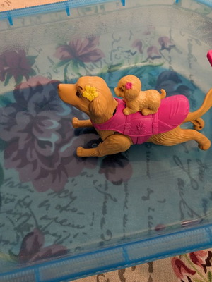 Barbie και κουτάβια στην πισίνα μεταχειρισμένα χωρίς κούκλα