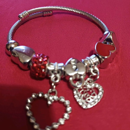 Impressive bracelet new, adjustable to all sizes