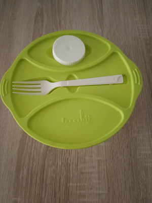 Meal container like new with fork and dressing bowl, airtight