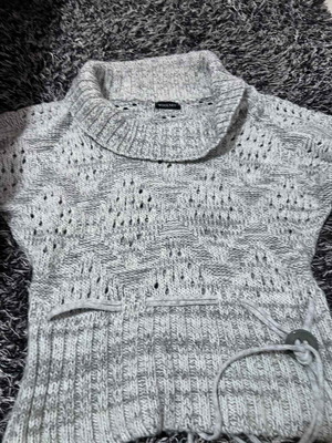 Women's sweater with short sleeves, openwork design and button at waist like new, gray
