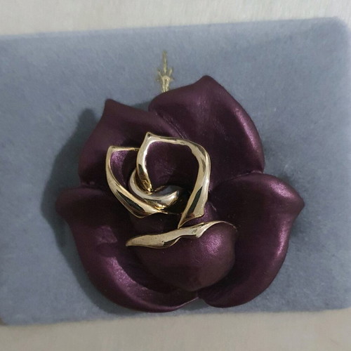Flower brooch new with golden details