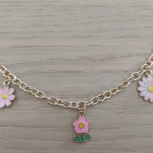 Bracelet new with pink flowers and gold chain