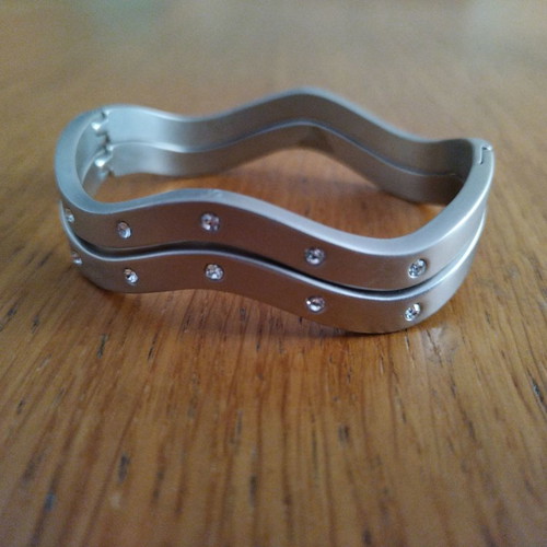 Set of 2 handcuff bracelets