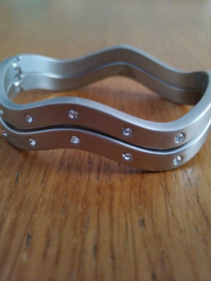 Set of 2 handcuff bracelets