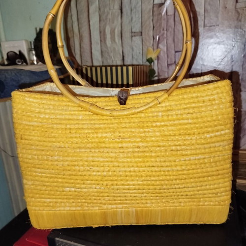 Straw shoulder bag yellow color like new with horn handles