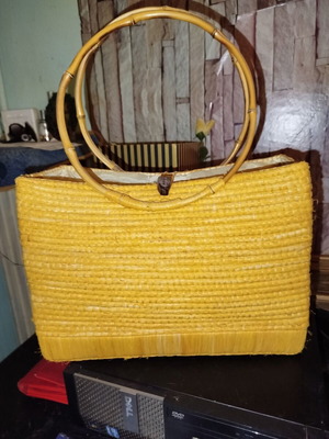 Straw shoulder bag yellow color like new with horn handles