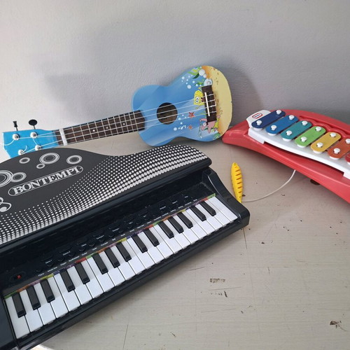 Musical children's instruments used, red one not working well