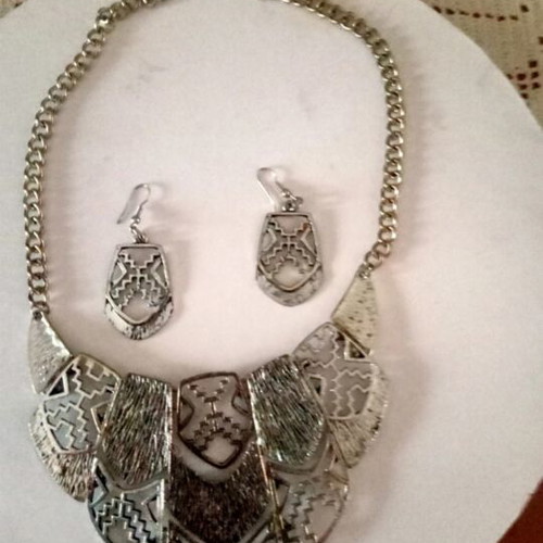 Necklace and earrings set new, silver color