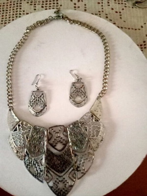 Necklace and earrings set new, silver color