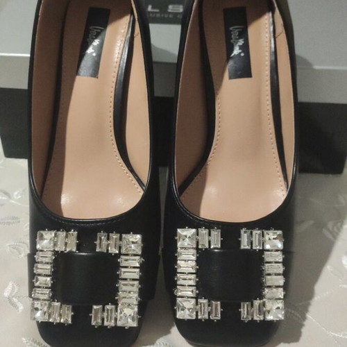 Vera Blunk black pumps like new, size 38 with rhinestone detail