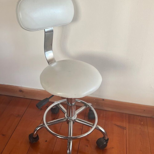 Cosmetic saddle stool with backrest like new