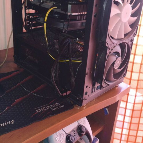 Rx 580 2048sp 8GB graphics card with custom Arctic P12 fan
