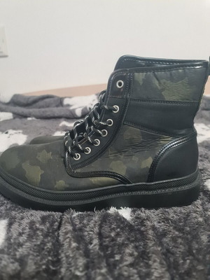 Guess boots new, size 43, green