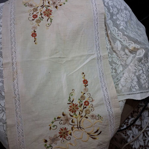 Tablecloths like new, various pieces of crochet and embroidered