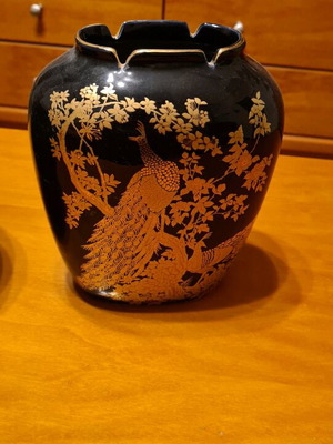 Chinese style vase like new, 1970s-1980s