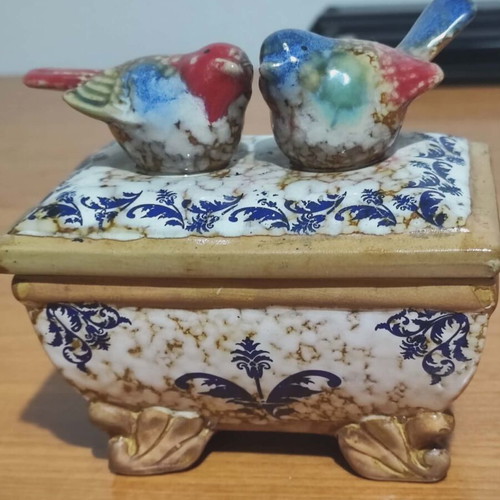 Ceramic vintage jewelry box like new with birds and blue white pattern
