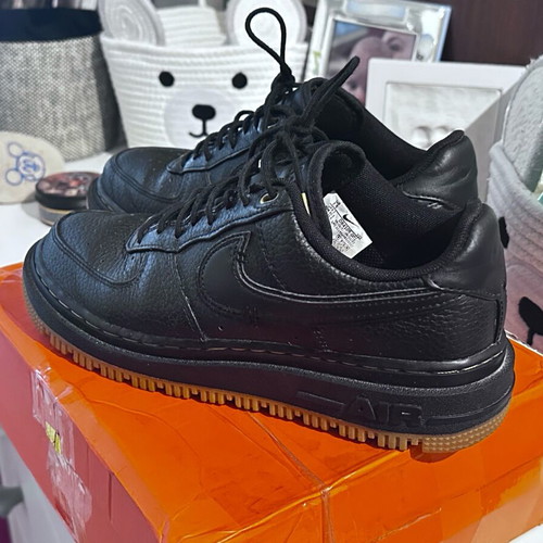 Nike Air Force luxe athletic shoes like new, size 40.5, black