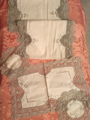 Vintage table linen set of five pieces like new from the 80s