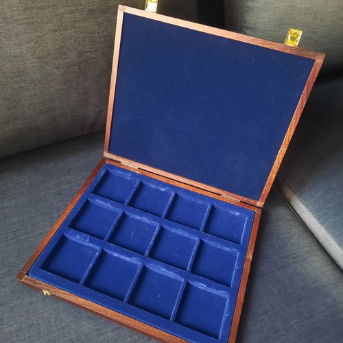 Wooden luxury case with 12 felt coin slots like new