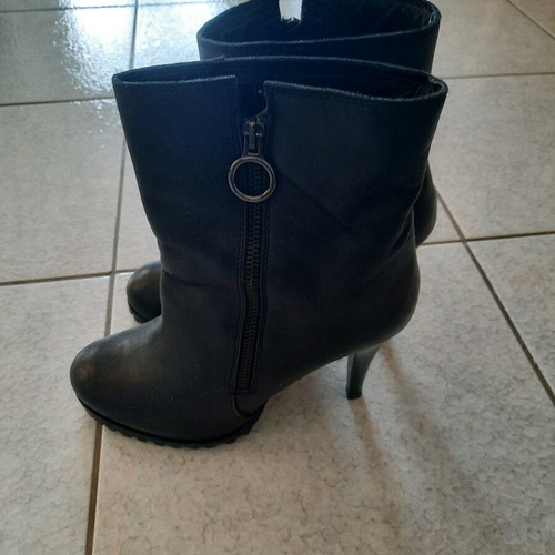 Leather ankle boots size 40 like new, black