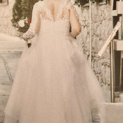 Wedding dress like new with sleeve, unique design, size M