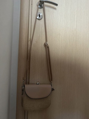 Beige crossbody bag with straw detail like new