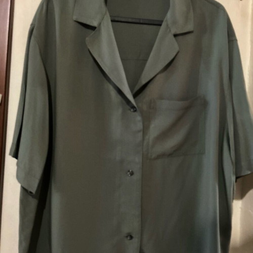 Dirty Laundry green shirt, size M
