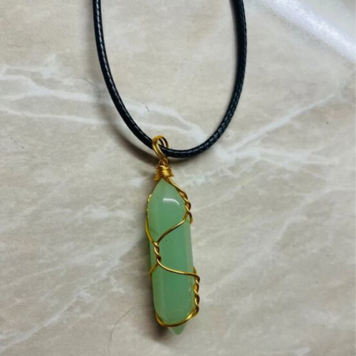 Crystal necklace like new, green