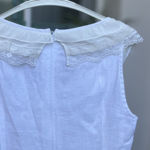 Linen knee-length dress with ecru and white lace collar