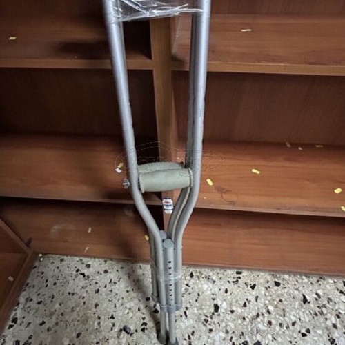 Crutches like new, comfortable and stable for rehabilitation