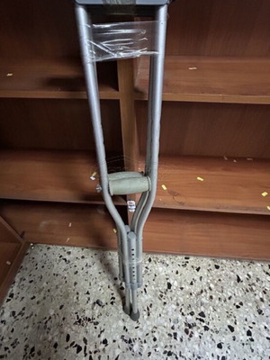 Crutches like new, comfortable and stable for rehabilitation