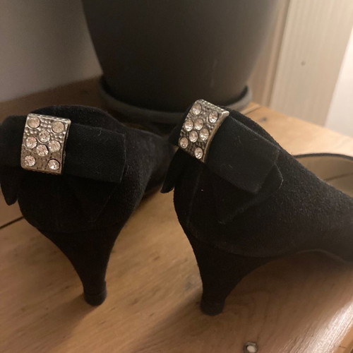 Minion suede vintage pumps used with bow and rhinestones
