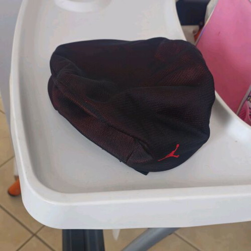 Jordan flat cap used, black red