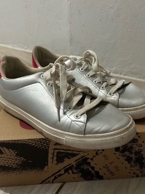 Sneakers athletic shoes used, size 40, red detail