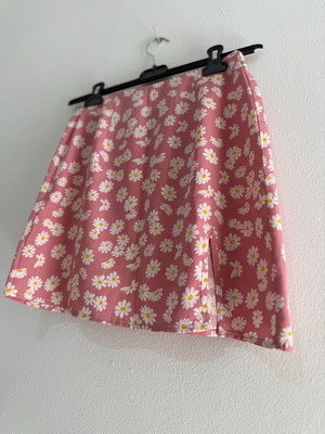 Shein pink mini skirt used with daisy pattern and side slit