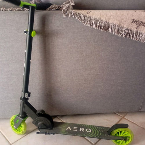AERO A120 scooter for 5 years+ like new with Globber Lime Green helmet