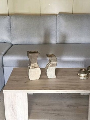 Γωνιακό σαλόνι σαν καινούργιο 2,20×1,50 μ. με αποθηκευτικό χώρο και τραπεζάκι