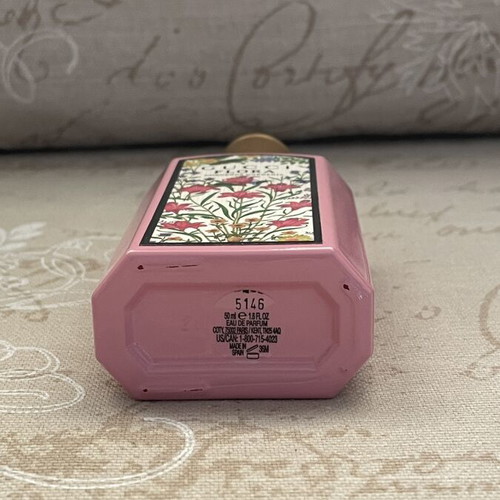 Gucci Flora perfume bottle like new, empty for decoration or collection