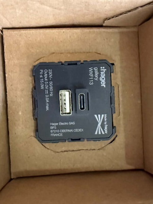 Hager WXF113 USB-A και USB-C μονάδα φορτιστή τοίχου καινούργια