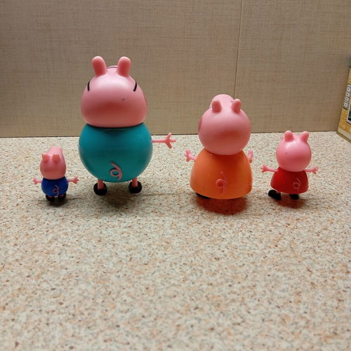 Peppa Pig family figures used with one missing hand