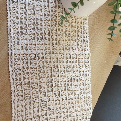Table runner 65x30 like new, very good quality