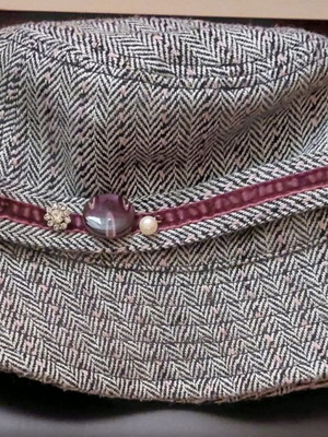 Accessorize women's hat like new